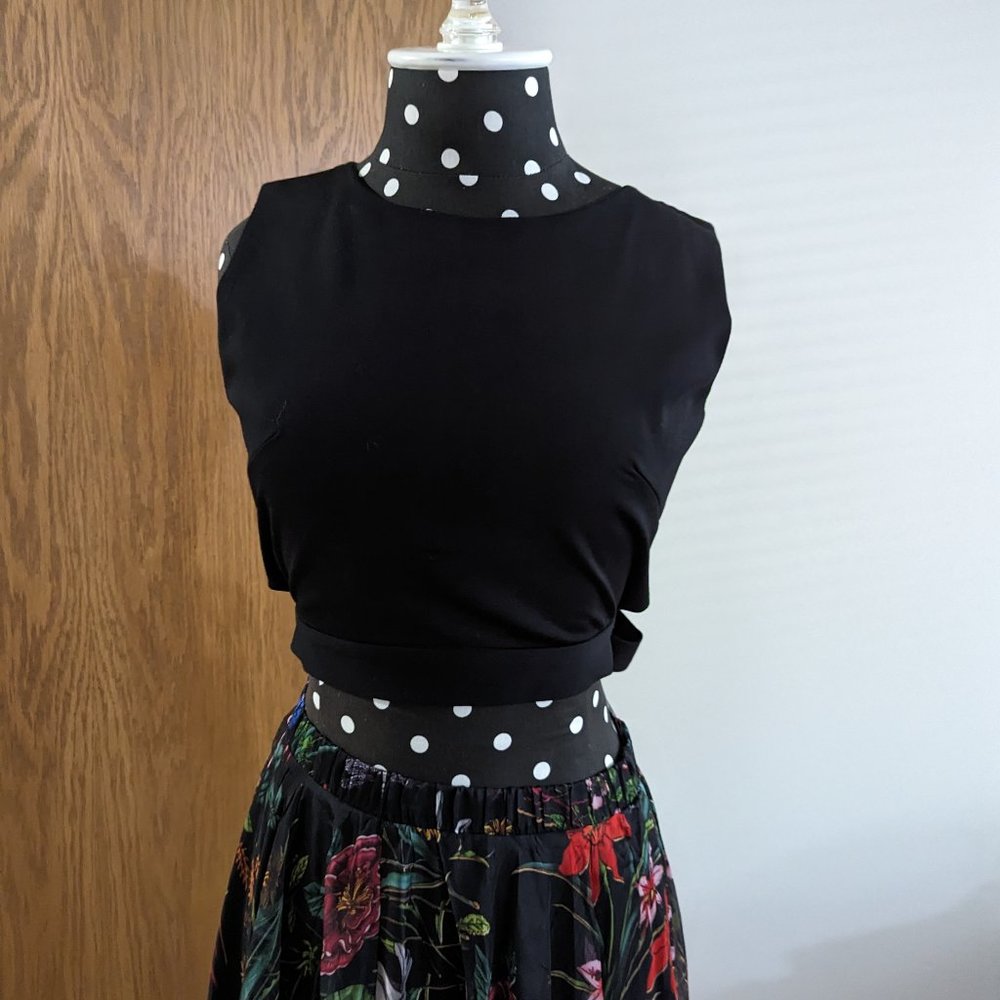 A FAN OF BOWKNOT CROP TOP IN BLACK